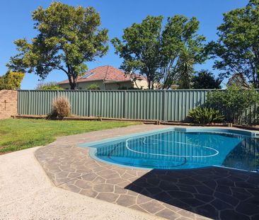 Spacious Three Bedroom House with Air Conditioning and Inground Pool - Photo 6