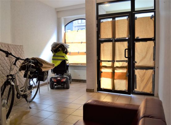 Goed onderhouden éénkamerappartement met grote fietsenstalling aan het station van Kortrijk - Photo 1