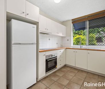Modern Ground Floor Apartment with Private North-Facing Courtyard - Photo 6