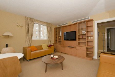 2 bedroom flat in London - Photo 2