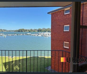 DIRECTLY ON THE WATERS EDGE. SPOTLESS 2 BEDROOM APARTMENT - Photo 6