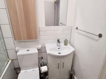 Professional Female Houseshare with Terrace Second Floor Back Room - Photo 3