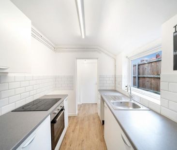 2 bedroom end of terrace house to rent - Photo 4