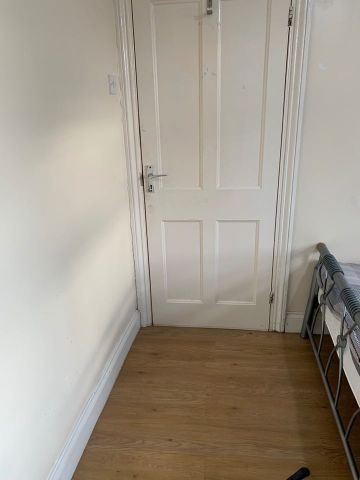 Room in a Shared House, Jephson Road, E7 - Photo 4