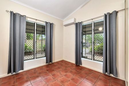 SPACIOUS 4-BEDROOM HOME WITH POOL IN BAKEWELL - Photo 3