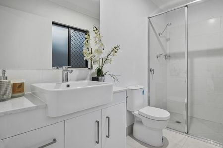 Brand New 4 Bedroom Family Home in Bentley Park - Photo 4