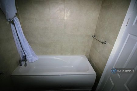 3 bedroom end of terrace house to rent - Photo 3