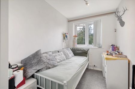 2 Bedroom Flat - Purpose Built - Photo 5