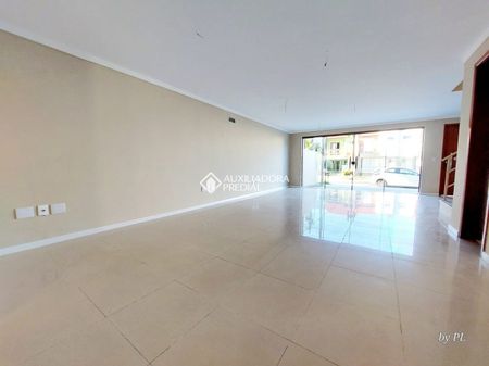 Casa com 3 quartos e 208m² para alugar em Hípica, Porto Alegre. - Foto 2