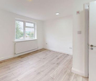 4 bedroom flat to rent - Photo 1