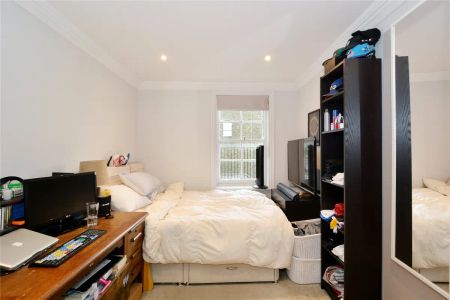 3 bedroom flat in Islington - Photo 2