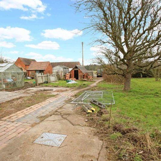 2 bedroom character property to rent - Photo 1