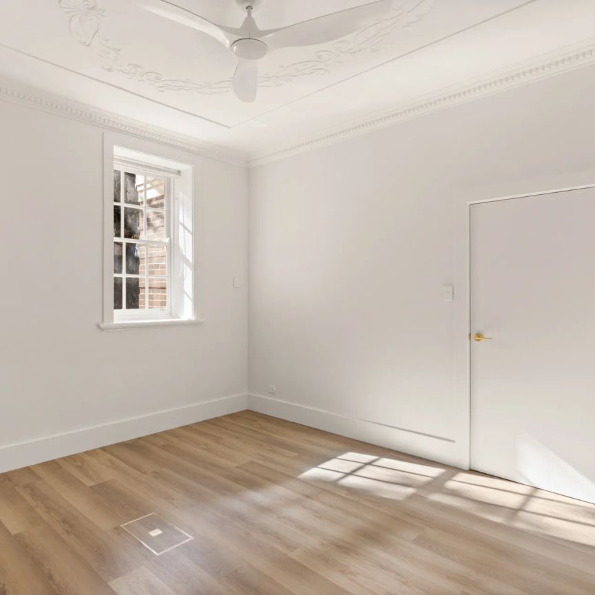 Recently Renovated Art Deco One-Bedroom Apartment - Photo 1