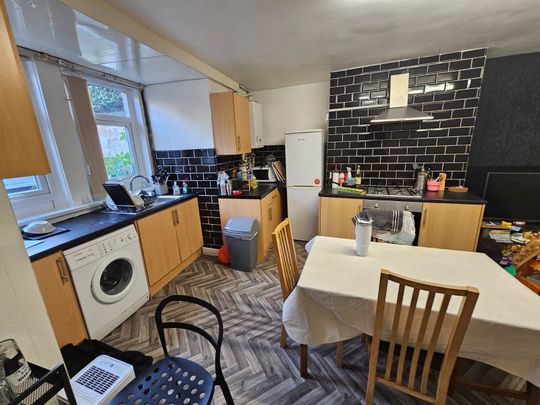 3 Bed - 10 Brudenell Avenue, Hyde Park, Leeds - LS6 1HD - Student - Photo 1