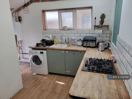 1 bedroom in a house share to rent - Photo 5