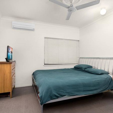 WELL PRESENTED THRREE BEDROOM UNIT, JUST MINUTES TO THE CBD - Photo 3