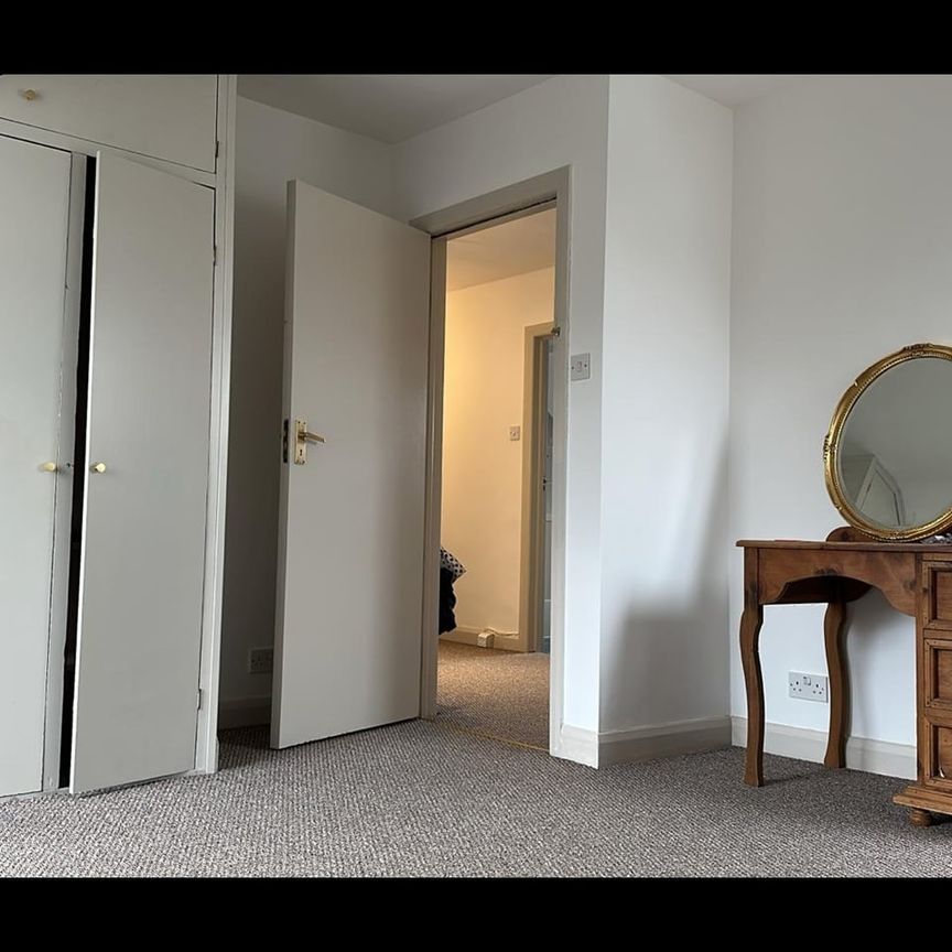 3 Bed Flat, Hutton Grove, N12 - Photo 1