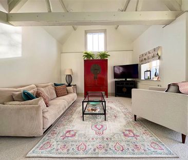 A beautifully furnished two bedroom thatched barn conversion situated in the heart of the highly desirable village of Ramsbury. - Photo 6