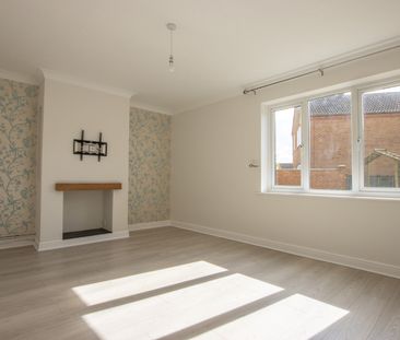 Immaculate two bedroom semi-detached house in the sought-after vill... - Photo 4