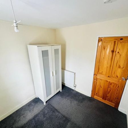 1 bedroom in a flat share to rent - Photo 4