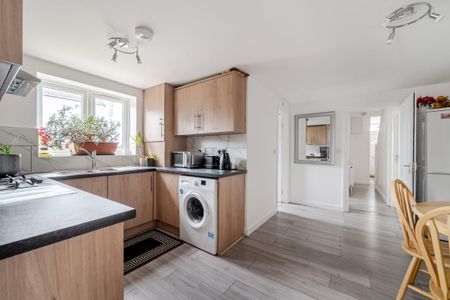 4 bedroom semi-detached house to rent - Photo 4