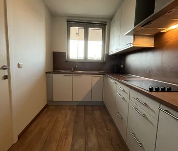 Ruim appartement met drie slaapkamers, terras en garagebox - Photo 1