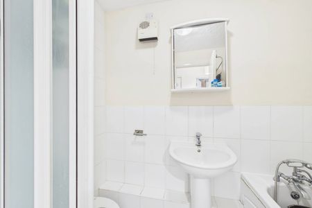 2 bedroom Flat in Stonefield Park, Maidenhead - Photo 4