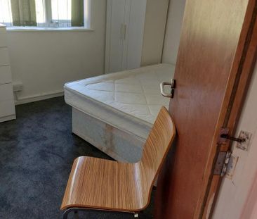 1 bedroom in a house share to rent - Photo 3