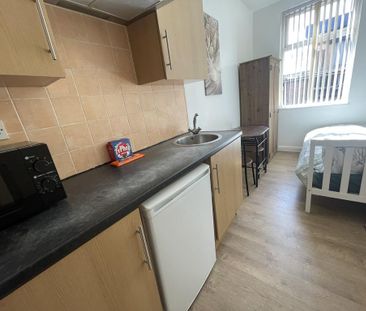 1 bedroom in a house share to rent - Photo 2