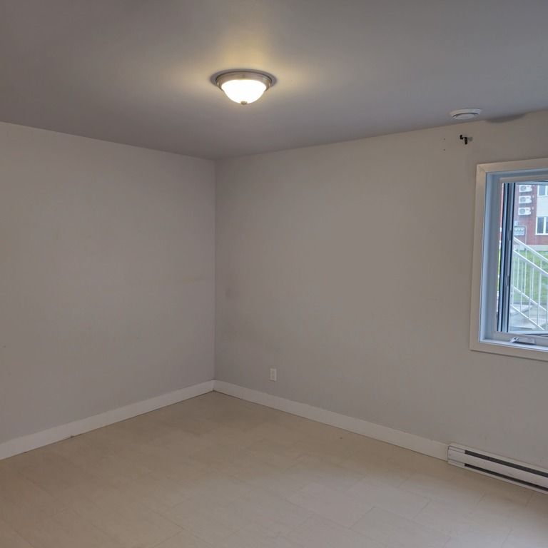 3 1/2 Moderne Situé Au Mont-Bellevue - Photo 1