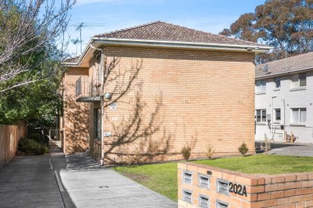 Stylish, Renovated Two-Bedroom Ground Floor Apartment in Prime Location - Photo 4
