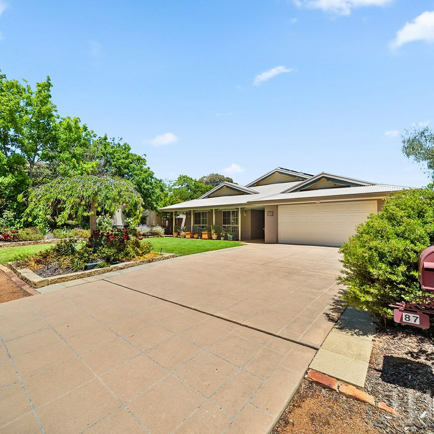 Spacious 4 Bedroom Ensuite Jerrabomberra Home - Photo 1
