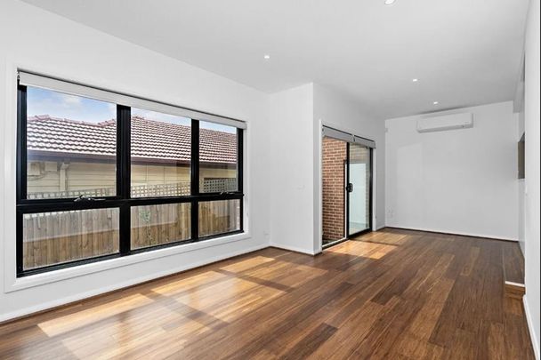 3 bedroom townhouse - modern living in Pascoe Vale! - Photo 1