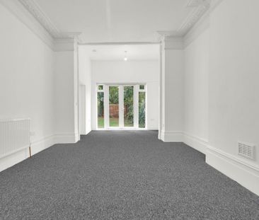 3 bedroom flat to rent - Photo 2