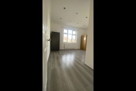 Studio Flat, Ashurst Drive, IG6 - Photo 2