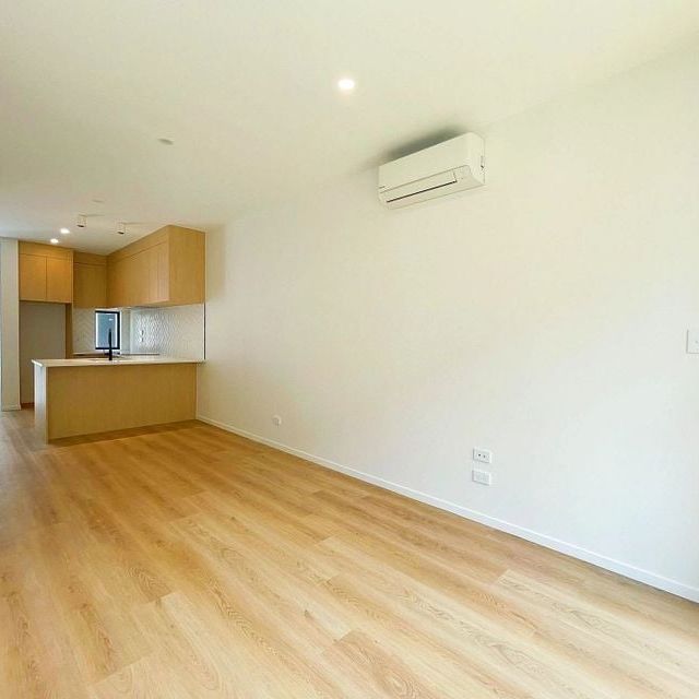 Modern Living in Flat Bush - Newish Terrace Home - Photo 1