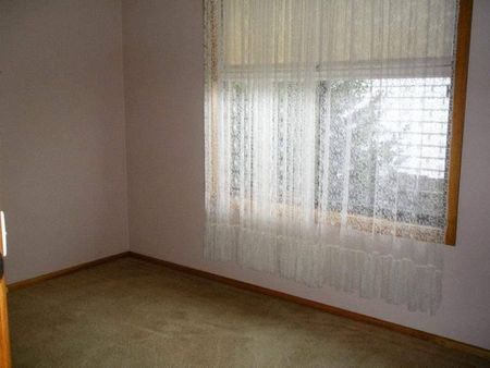 Very Spacious Unit! - Photo 2