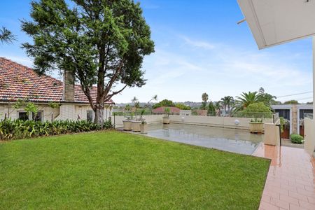 Large Three-Bedroom Garden Apartment In Great Location! - Photo 5