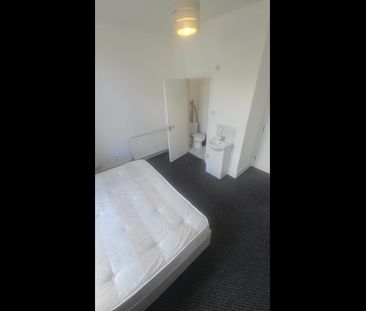 2 Bed Flat, Perry Vale, SE23 - Photo 3