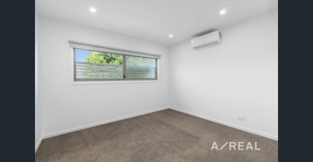 Near New 3 Bedroom Townhouse in Heidelberg Heights - Photo 3