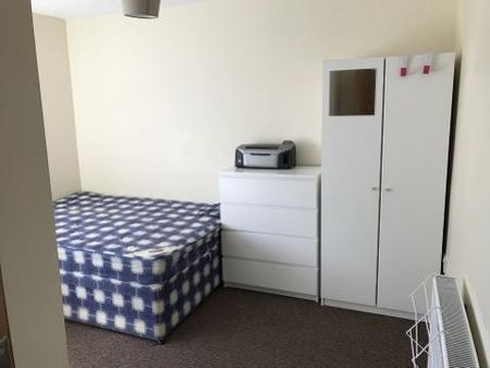 6 bedroom semi-detached house to rent - Photo 2