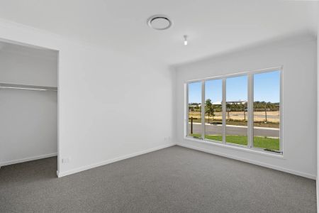 86 Tuscan Circuit, Greenbank. - Photo 2