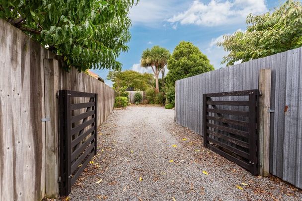 Pet friendly family home with a great vegetable garden! - Photo 1