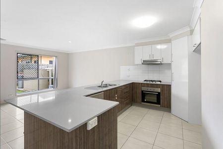 Spacious Townhouse - Photo 4