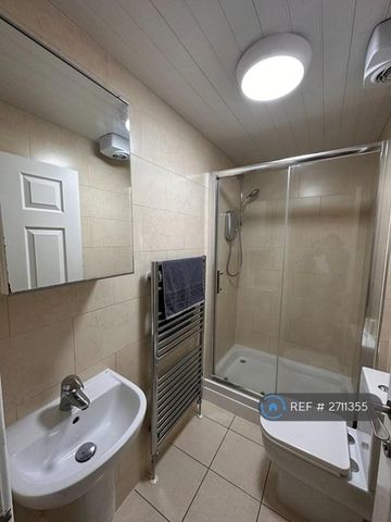 1 bedroom in a house share to rent - Photo 5