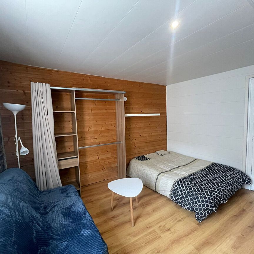 Centre Ville - Idéalement situé, dans un immeuble ancien en second rideau, studio meublé à louer. - Photo 1