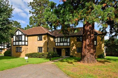 A well-presented and spacious two bedroom first floor flat with two parking spaces. - Photo 5