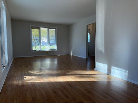 For Lease - 2098 Fillmore Crescent, Beacon Hill North - South and Area, Ontario - Photo 2