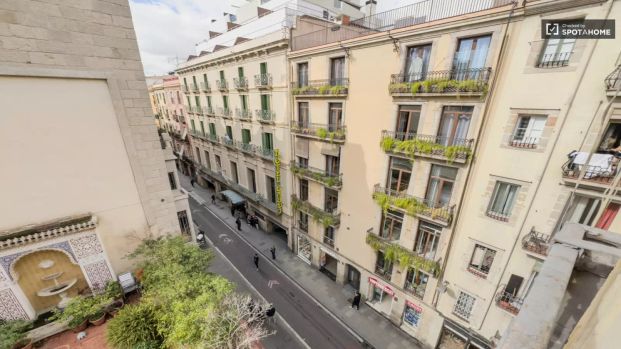 Room in a shared 8-bedroom apartment for rent in El Raval - Photo 1