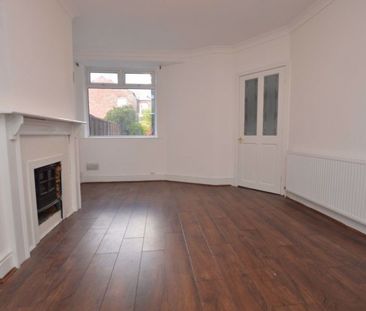 3 Bedroom Terraced House - Photo 2